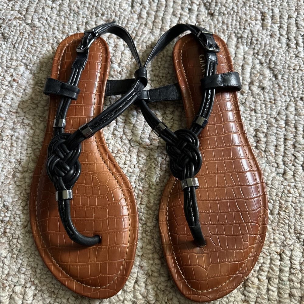 Womens Gianni Bini Black Sandals Size 9 Thong‎ Flat  Straps EUC